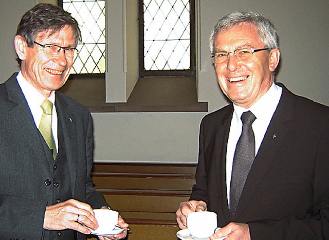 Landesbischof Ulrich Fischer (rechts) und Dekan Hans-Joachim Zobel bei Kaffee.   | Foto: Flier