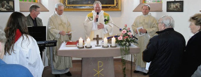 Gemeinsam zelebrierten Pfarrer i.R. Jo...er Sankt-Josefs-Kapelle im Enkendorf.   | Foto: bader