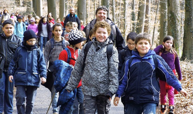 Die Schlerinnen und Schler aus Kippe...ten bei der Wanderung zur Haselstaude.  | Foto: Schule