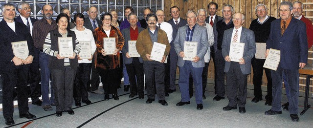 ber 30 langjhrige engagierte Mitglie...ts  fr den Chorgesang ausgezeichnet.   | Foto: BZ