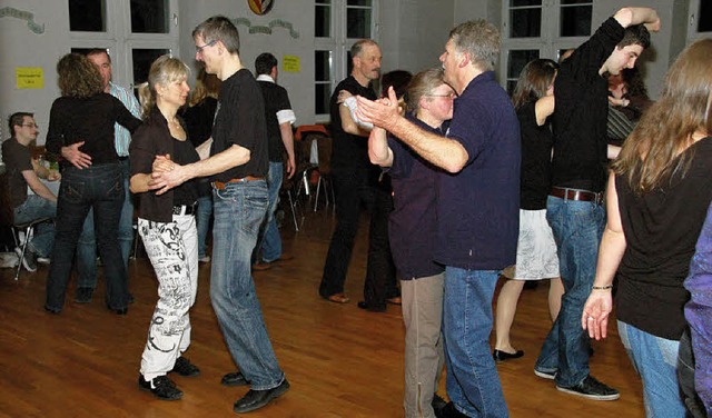 Beim Tanzabend der Jugendlichen der Tr...gringen vergngten sich Jung und Alt.   | Foto: Ounas-Krusel