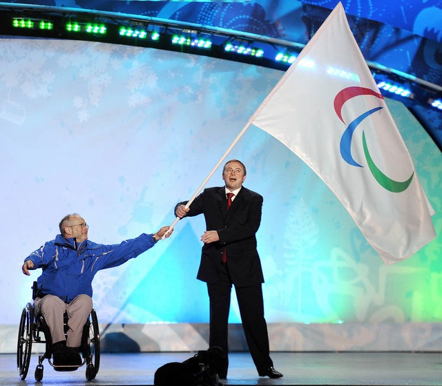 Philip Craven (links), Prsident des I...rz 2014 im russischen Sotschi statt.   | Foto: dpa