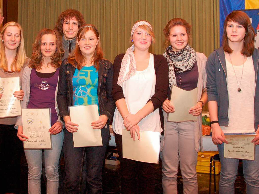 Die Leistungsnadel in Silber erhielten Felix Schweiger, Christina Balduin, Lena Hermann, Nadja Faller, Anne Brauhardt, Janine Tritschler und Kathrin Ruf.
