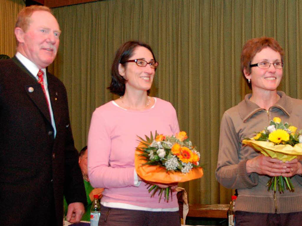 SVW-Vorsitzender Axel Lahmann dankte den  Abteilungsleiterinnen Andrea Rosenberger (Fechten) und Petra Wehrle (Schwimmen).