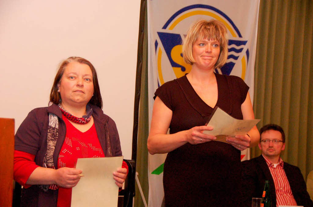 Die Ehrennadel in Gold erhielten Martina Ringwald und Simone Kaufmann (von links).