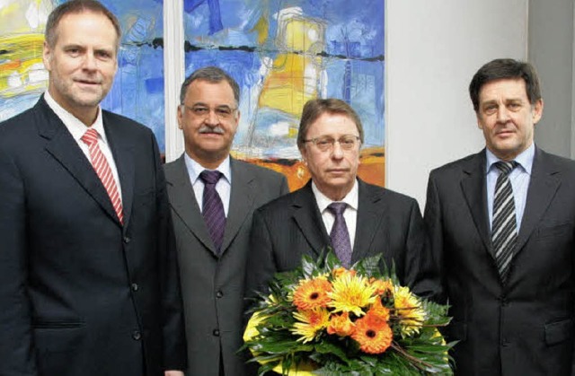 Harald Beiter (dritter von links) wurd... und Vorstandsmitglied Axel Fiederer.   | Foto: volksbank