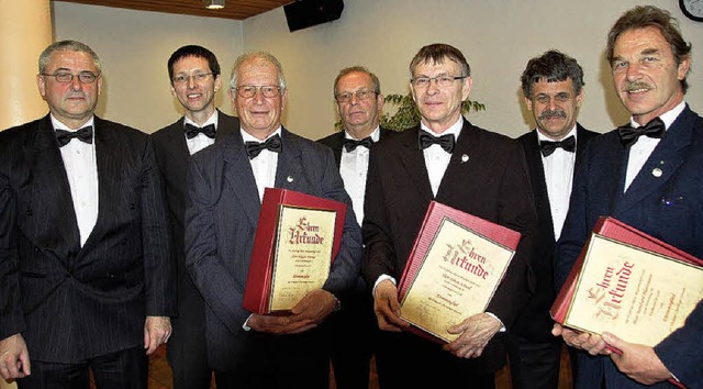 Vorsitzender Josef Burger mit den Geeh...rd Blattmann (von links nach rechts).   | Foto: Elfriede Mosmann