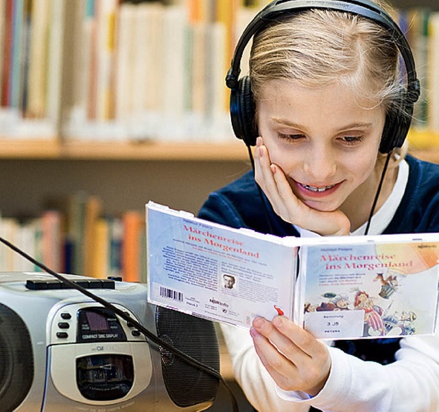 Hrbcher fr Kleine und Groe gibt es jetzt in der Bibliothek.   | Foto: dpa