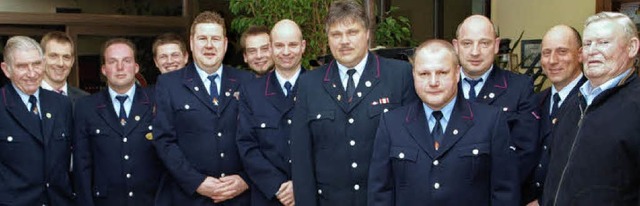 Von Brgermeister Jrg Lutz und Komman...r Leistinger und (rechts) Karl Huber.   | Foto: Albert Greiner