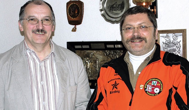 Heinz Bernauer (links) wurde Vereinsme... Schieen bei der SSG Fahrnau geehrt.   | Foto: herbert Henkel
