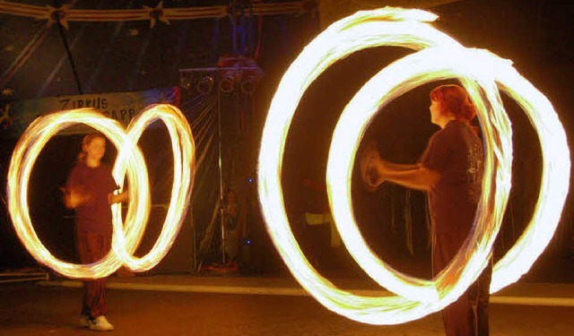 Mit seiner spektakulren Feuershow beg...mmen die Artisten wieder in die Stadt.  | Foto: Pascal Waldszus