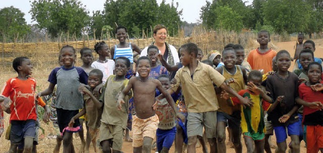 Dicht umlagert war Tanja Wandruszka-Ba...n Pause an der Primarschule in Bavila.  | Foto: BZ