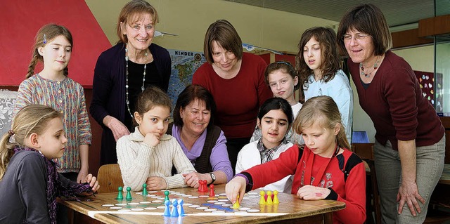 Spielend kreativ: Das Angebot in der K...ndrea Richter und Waltraud Ziegler.     | Foto: frank Linke