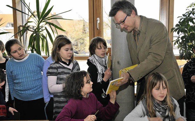 Beim Lesen lernen hilft der  Rotary-Cl...e Bcher. Peter Kirsch teilt sie aus.   | Foto: Volker mnch