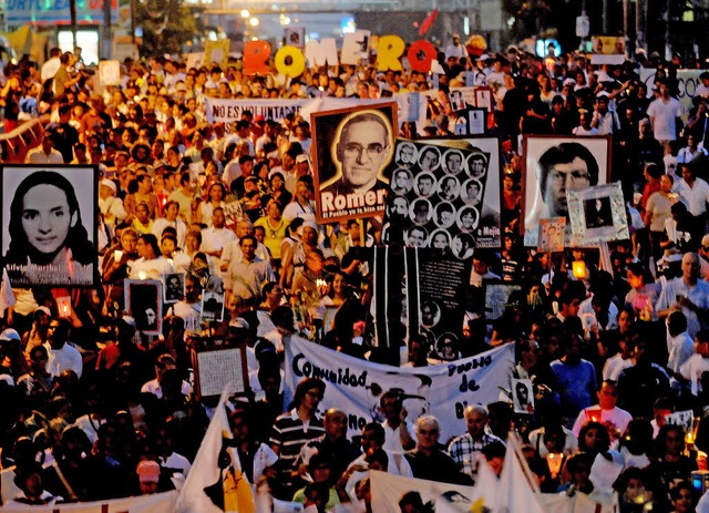 In El Salvador wird mit groen Prozess...fs Oscar Romero vor 30 Jahren gedacht.  | Foto: AFP