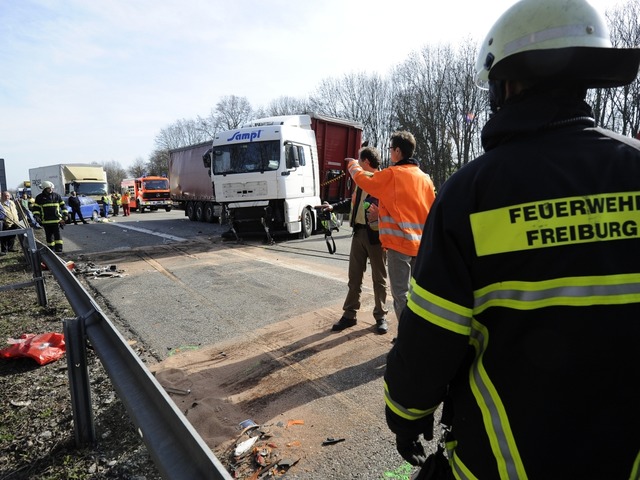 Die Bergungsarbeiten an der Unfallstelle auf der A 5  | Foto: Ingo Schneider