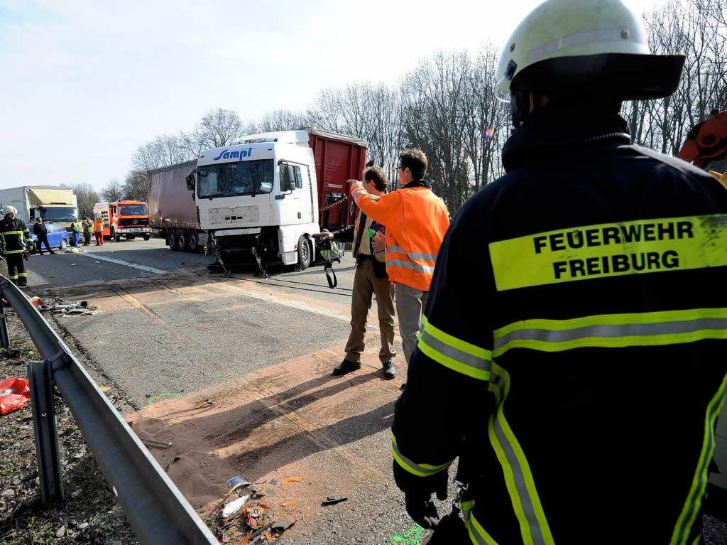 Die Bergungsarbeiten an  der Unfallstelle auf der A 5