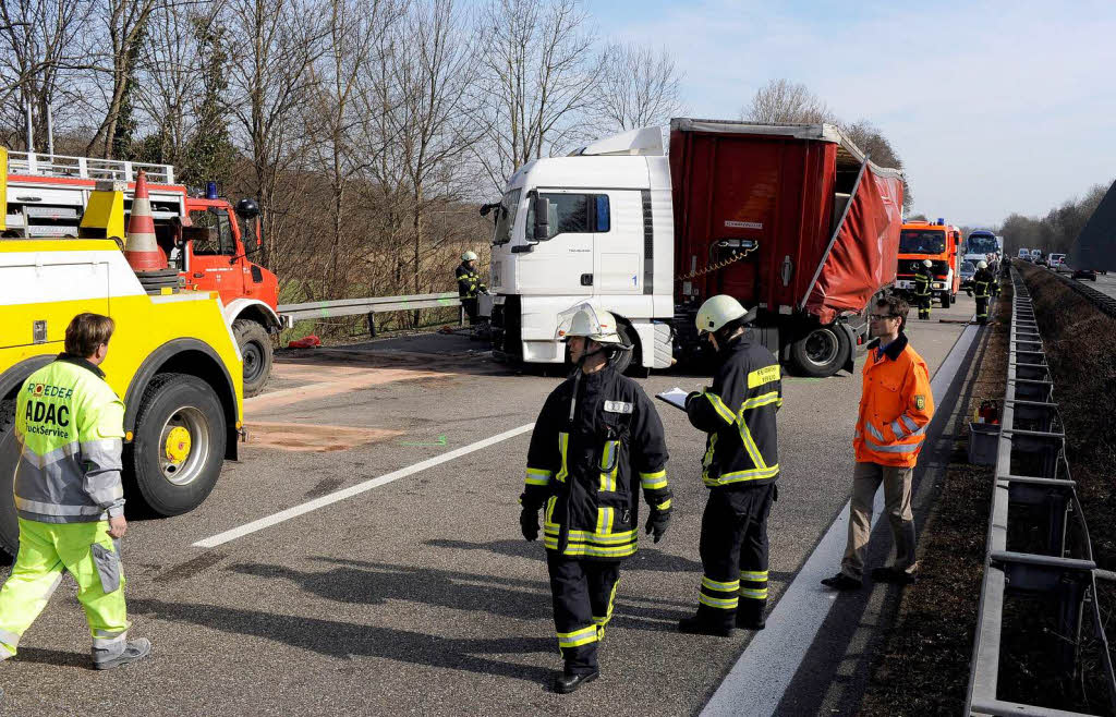 Die Bergungsarbeiten an der Unfallstelle auf der A 5