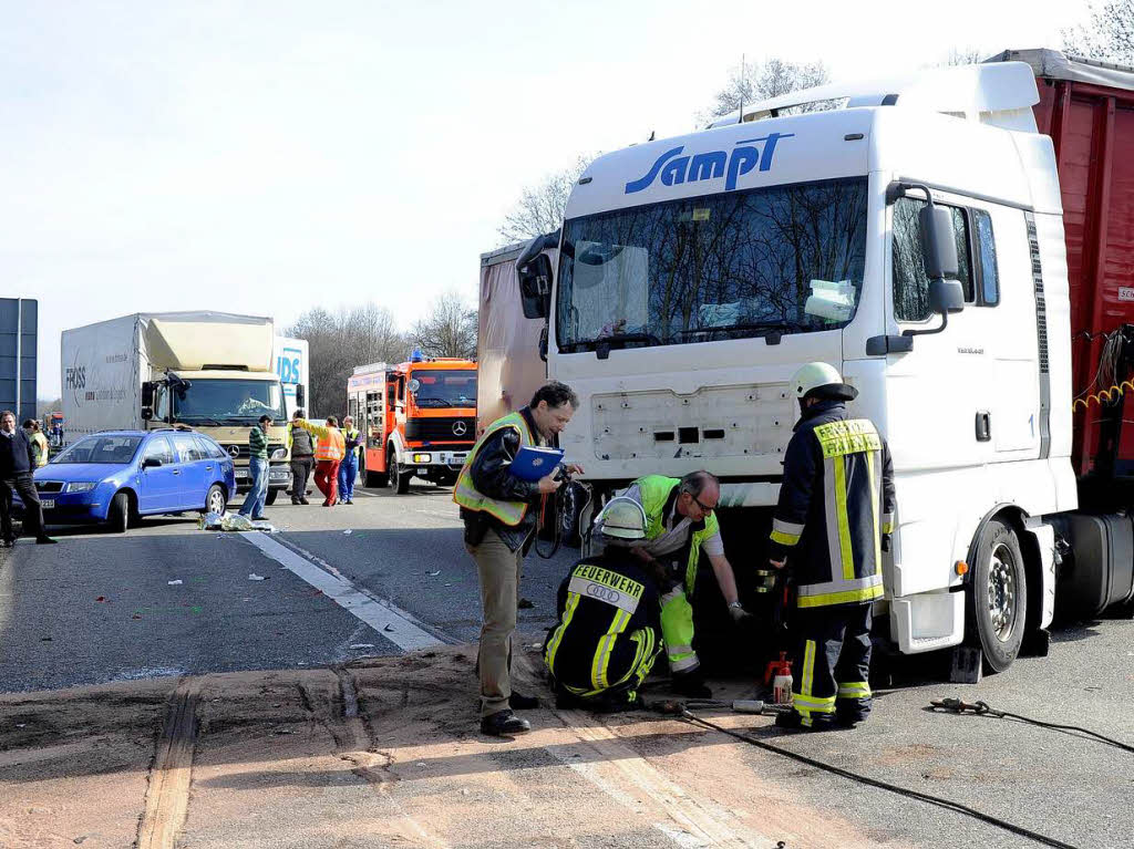 Die Bergungsarbeiten an der Unfallstelle auf der A 5