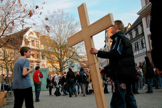 Jugendliche sind am Freitag in Lahr wieder mit dem Kreuz unterwegs.  | Foto: Sebastian Hautli