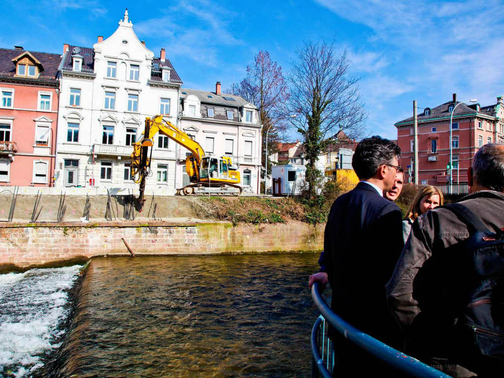 Arbeiten an der Dreisam zur Sicherung der Ufermauer. Ebenfalls vor Ort: Freiburgs OB Dieter Salomon.