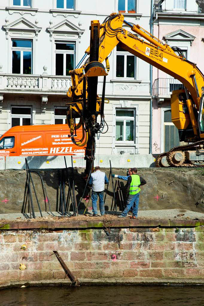 Sicherung der Ufermauer an der Dreisamstrae / B 31 in Freiburg.