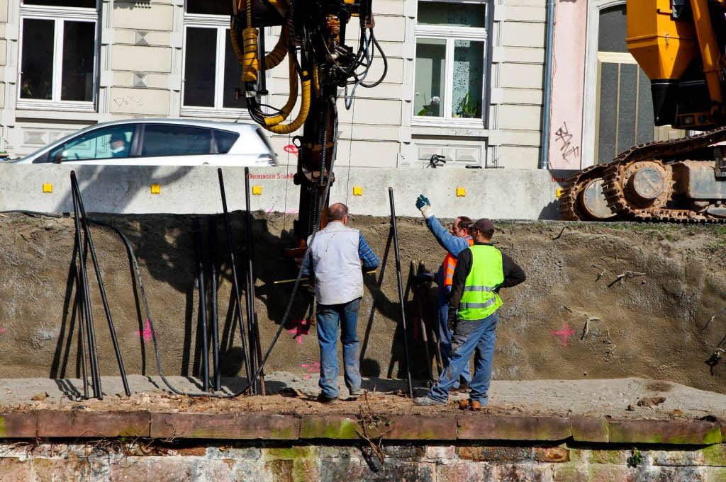 Sicherung der Ufermauer an der Dreisamstrae / B 31 in Freiburg.