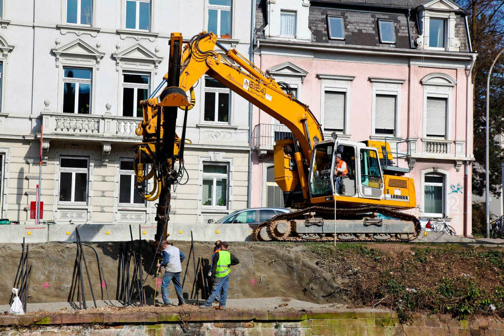 Sicherung der Ufermauer an der Dreisamstrae / B 31 in Freiburg.