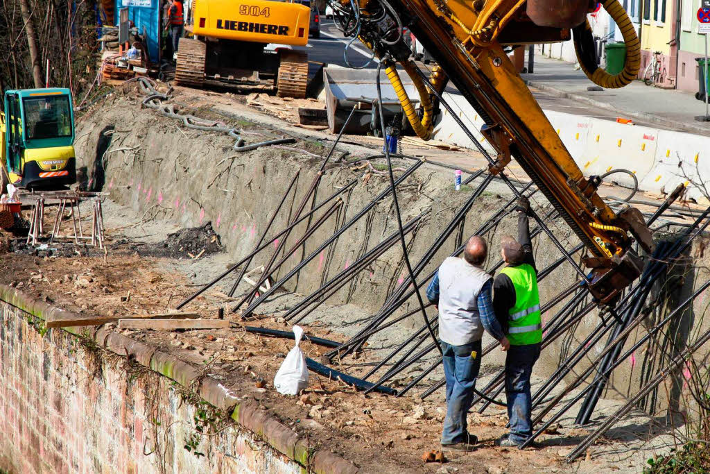 Sicherung der Ufermauer an der Dreisamstrae / B 31 in Freiburg.