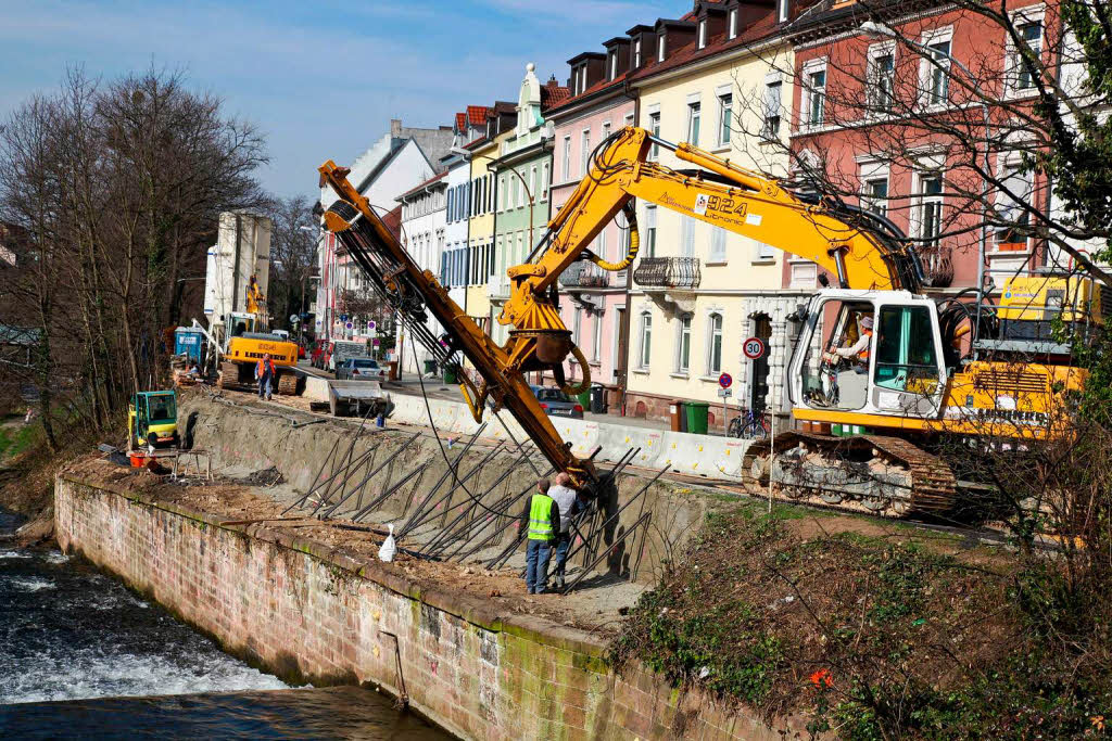 Sicherung der Ufermauer an der Dreisamstrae / B 31 in Freiburg.