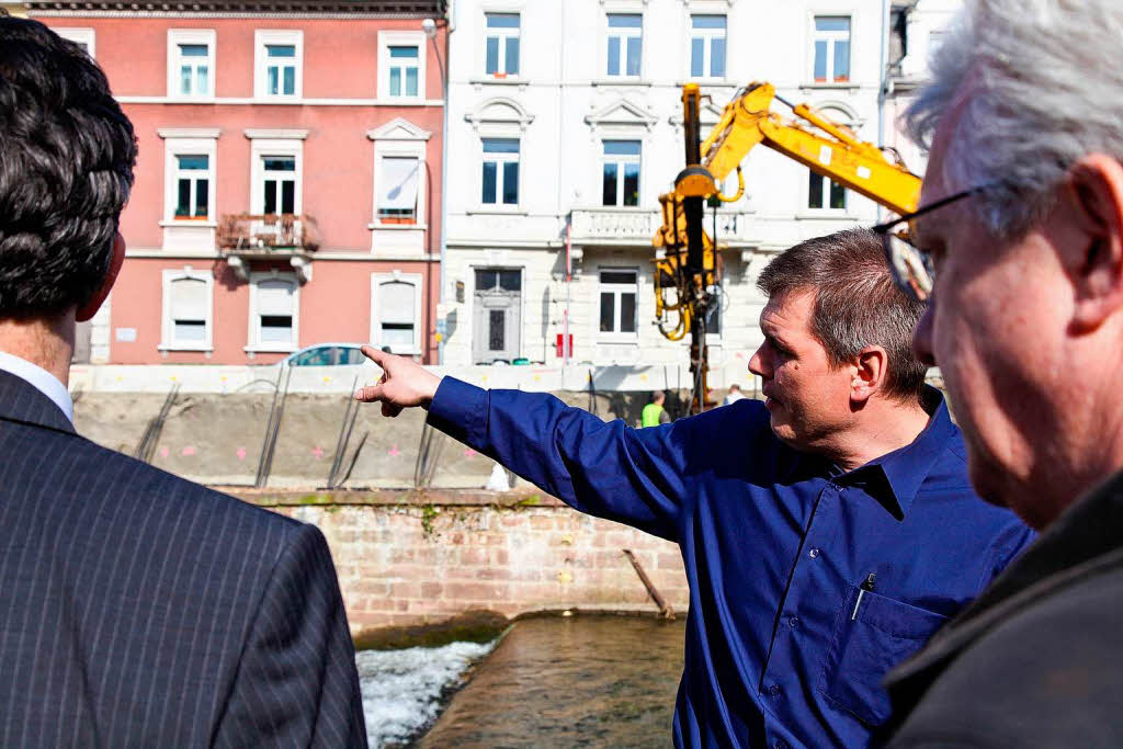 Freiburgs OB Dieter Salomon und der Erste Brgermeister Otto Neideck lassen sich von Rsch ber die Arbeiten informieren.