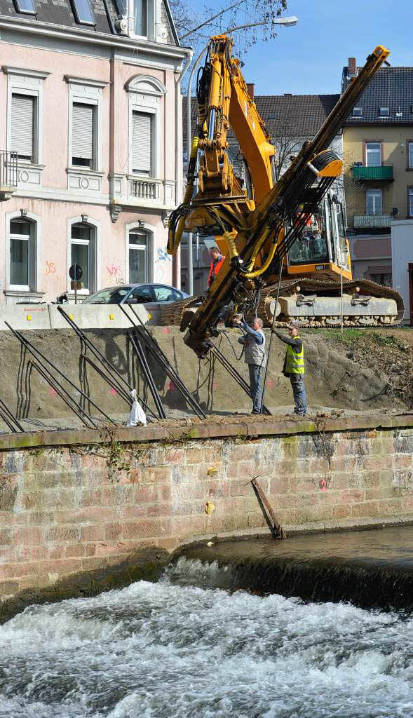 Sicherung der Ufermauer an der Dreisamstrae / B 31 in Freiburg.