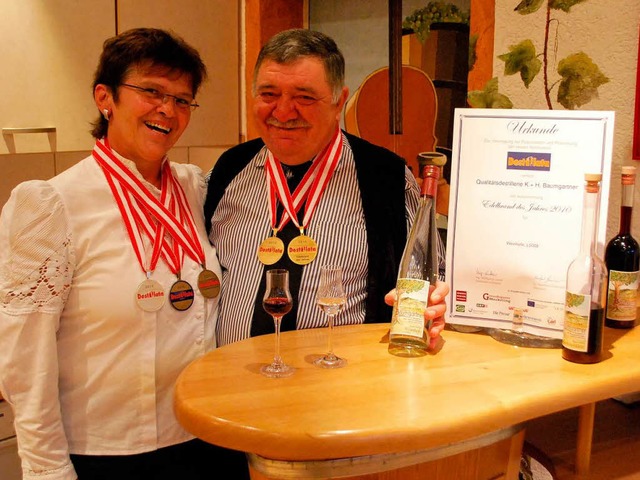 Die Oberbergener Klaus und Hilde Baumg...bei der &#8222;Destillata 2010&#8220;.  | Foto: Benjamin Bohn