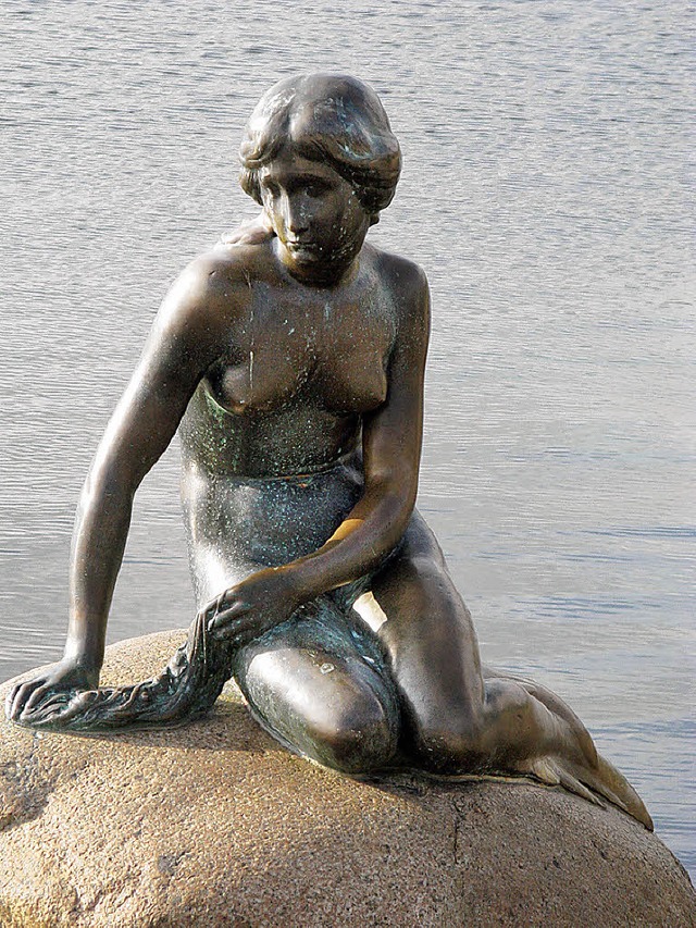 Die Meerjungfrau von Kopenhagen hat ei...nn auch befristetes Zuhause gefunden.   | Foto: dpa