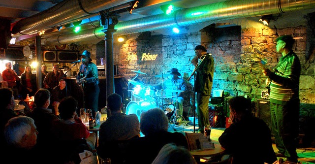 John Primer und seine Band im &#8222;M...lbekeller:  Kultort fr wahre Blueser   | Foto: Hans-Jrgen Trul