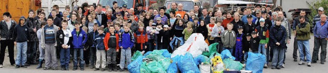 Stolz prsentierten sich die Helfer de... Mll auf dem Btzinger Recyclinghof.   | Foto: axel drber
