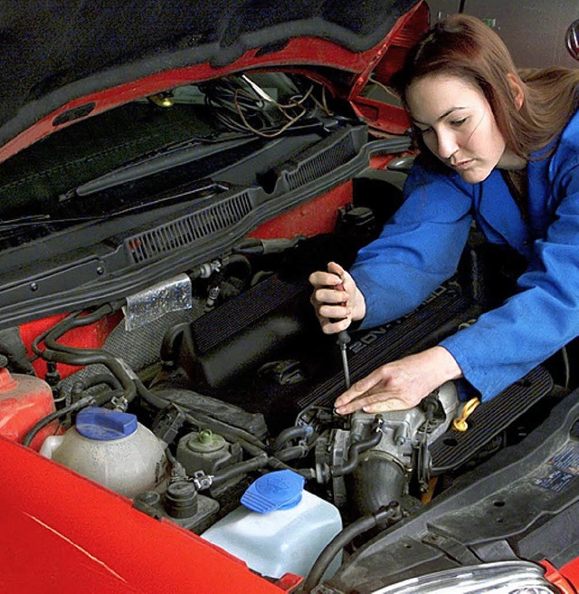 So wie Frauen auch Autos reparieren k...Day will neue Berufsfelder aufzeigen.   | Foto: dpa