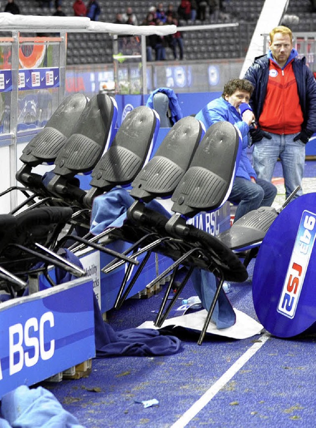 Nach der Randale lag die Hertha-Bank in Trmmern.  | Foto: dpa