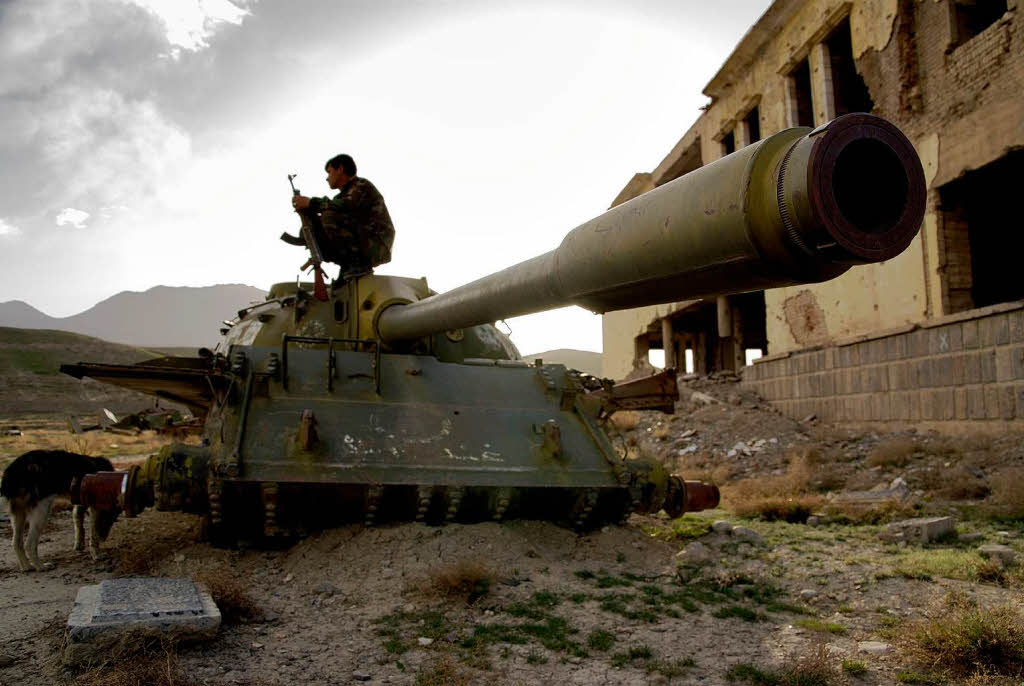 Die fast 30 Jahre Krieg in Afghanistan haben tiefe Spuren hinterlassen.  Panzerwracks und Ruinen sind keine Seltenheit.