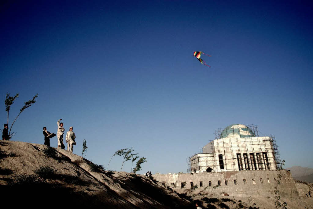 Freitags lassen die Kinder Kabuls ihre Drachen steigen Im Hintergrund: der Wiederaufbau des alten Knigsmausoleums.