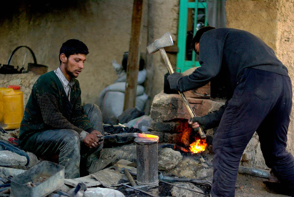 Industrie ist kaum vorhanden. Hier hmmert ein Schmied in Bamiyan (Zentralafghanistan) an einem Steinpickel.