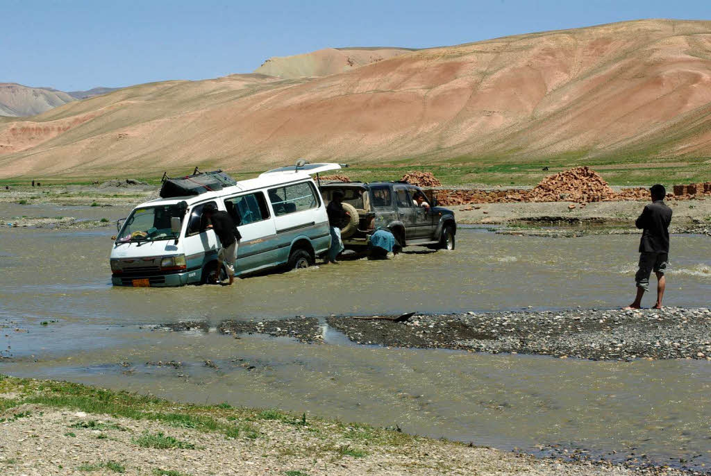 In Afghanistan kommt es nicht selten vor, dass Straen ausgewaschen, Brcken eingestrzt und Autos deshalb stecken bleiben.