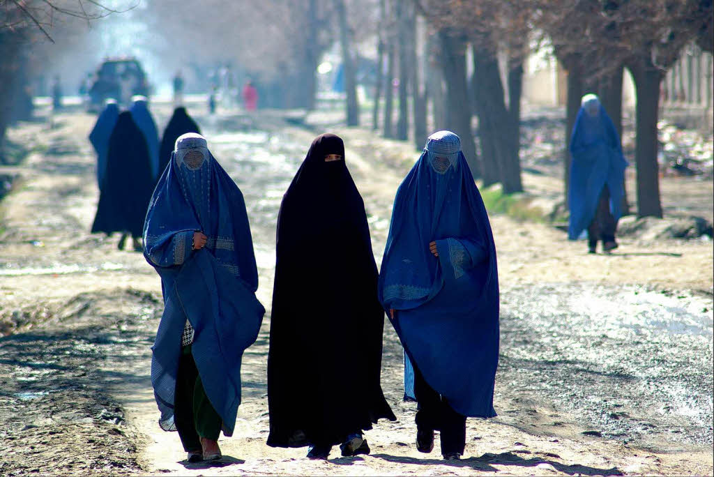 Auerhalb Kabuls sieht man Frauen nur sehr selten ohne Burka auf die Strae gehen.Taloqan, Nord-Ost Afghanistan