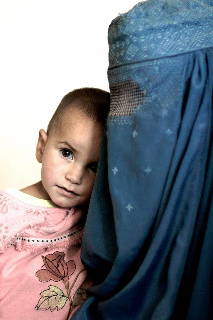 Eine Mutter mit ihrer kranken Tochter im Krankenhaus von  Kabul. In Afghanistan stirbt jedes vierte Kind vor dem fnften Lebensjahr.