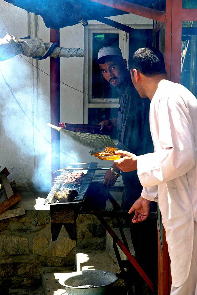 Ein Kebab-Verkufer an einer Raststtte am Salang Pass zwischen Kabul und Pul-e Khumri.