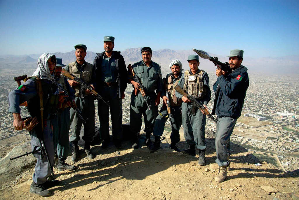 Bis an die Zhne bewaffnet posiert stolz diese Truppe afghanischer Polizisten.