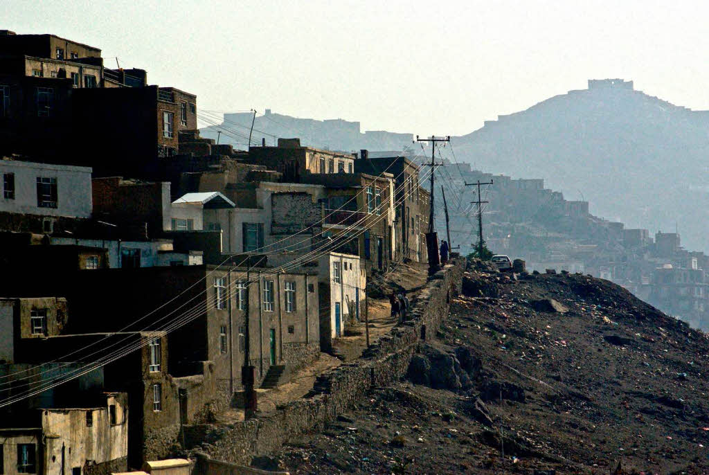 Kabul bei Sonnenaufgang. Die Stadt ist umgeben vom Hindukusch und viele zurckkehrenden Flchtlinge haben hier ihr Haus gebaut.