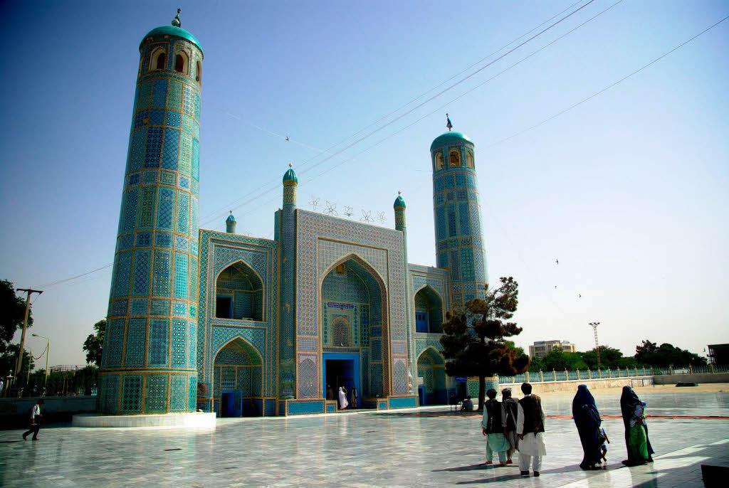 Die Blaue Moschee in Masar-i Sharif zieht viele Pilger an, besonders an Neujahr (21. Mrz) und ist ein wichtiges schiitisches Heiligtum.