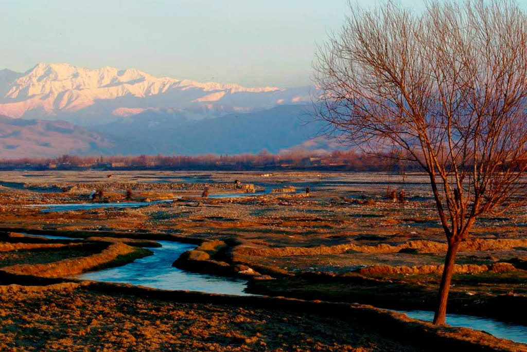 In Taloqan fliet ein Fluss dank Schmelzwasser aus den Bergen. Doch Wasser in Afghanistan ist Malngelware.