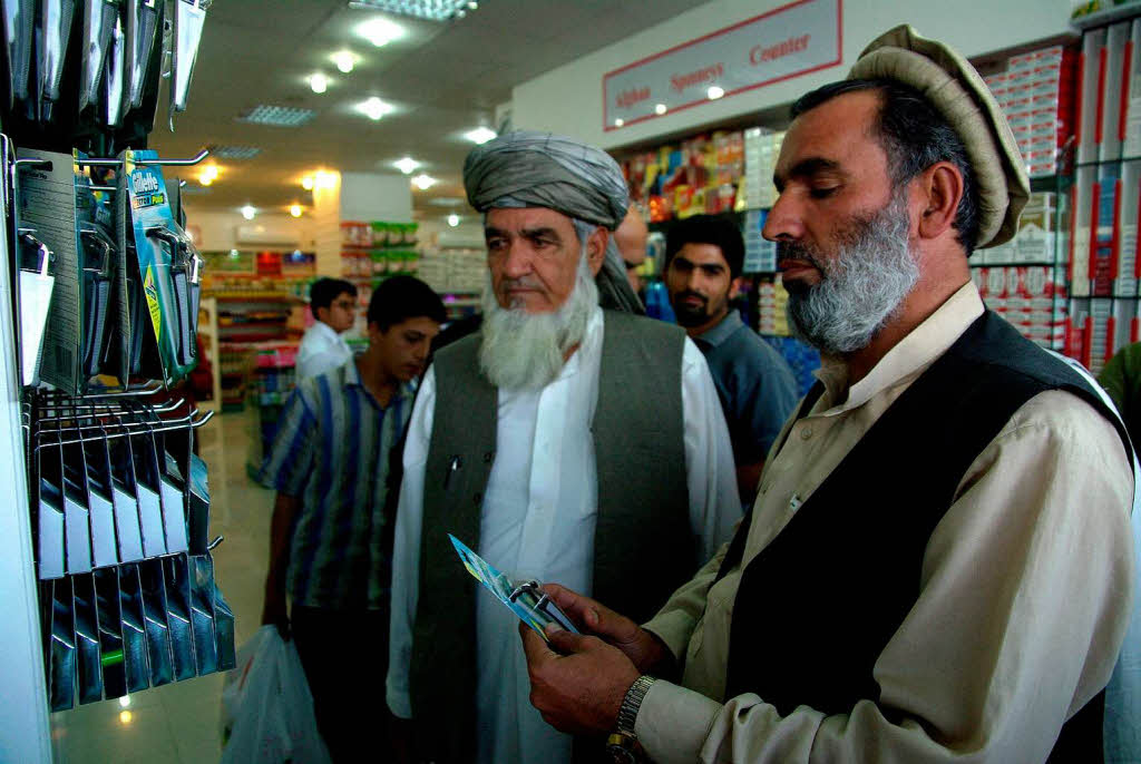 Brtige Afghanen betrachten Gilette Nassrasierer in einem neu erffneten Supermarkt in Kabul.